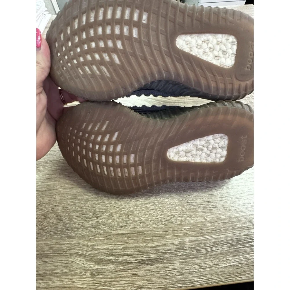 Men's Yeezy Boost 350 V2 Good Condition Size 10 SB22